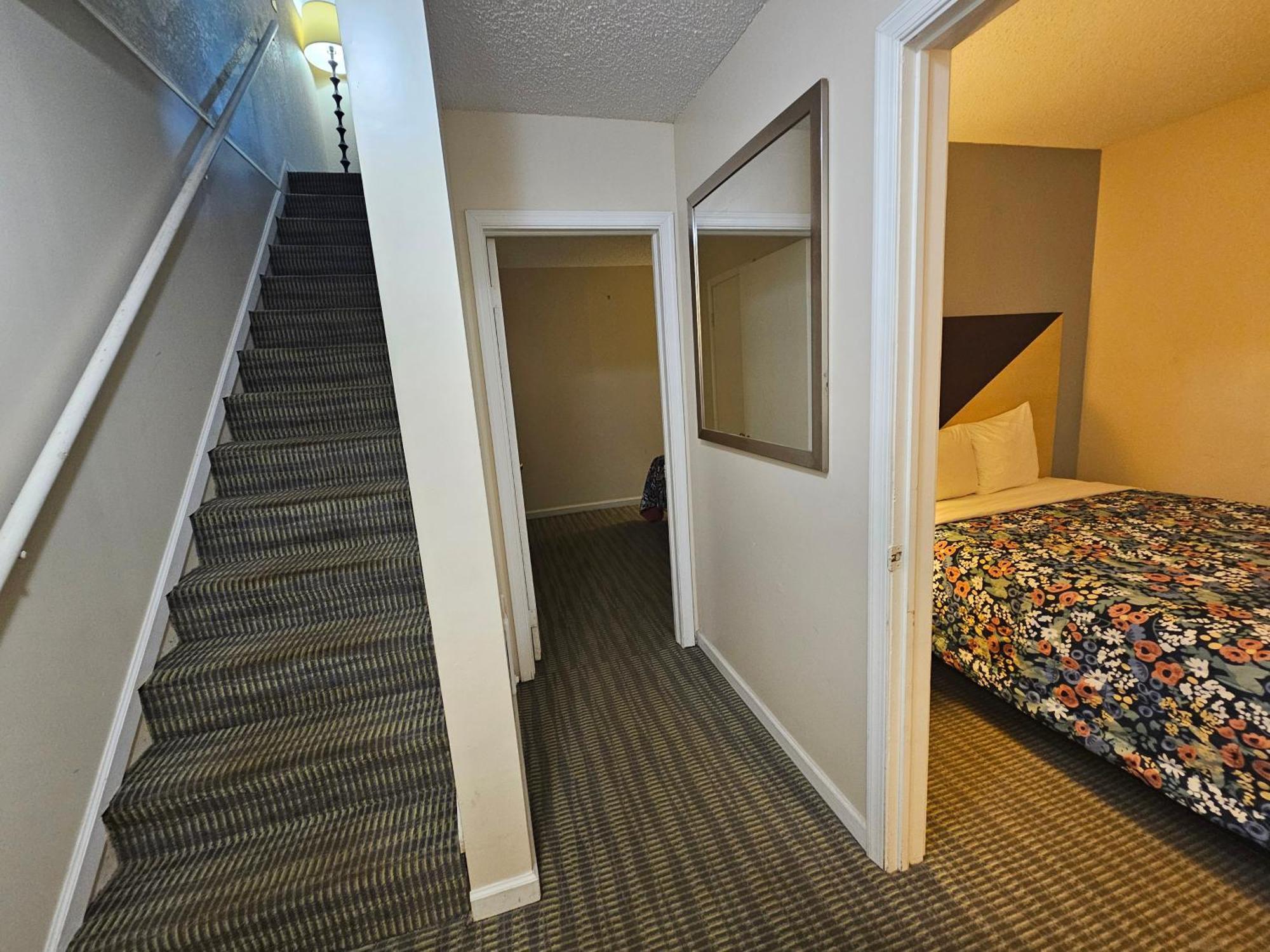 Hotel Merrimac & *